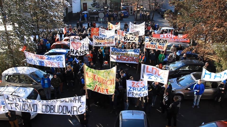 Pikieta przeciw zamknięciu Szkół na Zywiecczyźnie